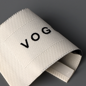 Tùy Chỉnh Chất Lượng Cao 3D Logo Tag May Trên Cao Su Satin Mềm Chăm Sóc Cổ Dệt Nhãn Cho Quần Áo - Product Image 3