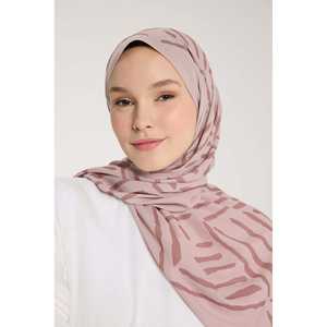 Pañuelo y Bufanda Cuadrada Color Nude Latte con Patrón en V de Pure Tone - Product Image 2