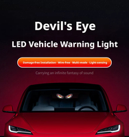 Nouvelle lampe LED sans fil solaire pour voiture, motif œil de démon triangulaire, à fixer sur la vitre, avec expression de petit monstre, lumière d'ambiance, sans câblage