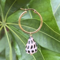 Boucles d'oreilles créoles plaquées or tendance avec pendentif coquillage naturel, bijoux bohèmes de plage pour femmes, style hawaïen pour les vacances d'été