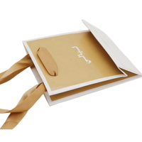Maßgefertigte Papiertüten in Champagner-Gold, Elegante Verpackungstaschen mit Geprägtem Firmenlogo für Luxuriöse Einzelhandels- und Geschenkanlässe