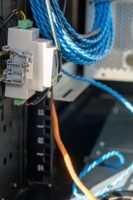 Armoire de serveur avec détecteur de fuite de pipeline, surveillance en temps réel, sécurité du refroidissement liquide, intérieur modulaire pour centre de données