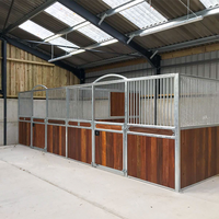 Box de cheval modulaire préfabriqué à toit plat avec remplissage en bambou/bois, porte battante, durable, facile à nettoyer et ventilé