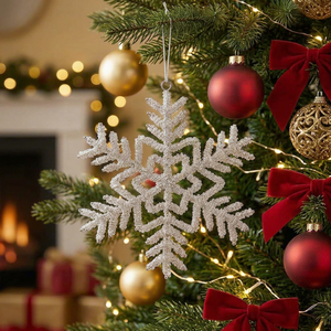 Ornement de Noël en forme de flocon de neige en perles transparentes fait à la main, élégante décoration suspendue pour l'arbre de Noël des fêtes d'hiver - Product Image 1