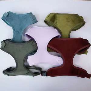 สายรัดอกสุนัข Red Velvet แบบมีเบาะ นุ่ม ระบายอากาศได้ดี ผลิตจากโพลีเอสเตอร์ ปรับขนาดได้ เหมาะสำหรับพาสัตว์เลี้ยงเดินเล่นนอกบ้าน พร้อมระบบปลดเร็ว - Product Image 4