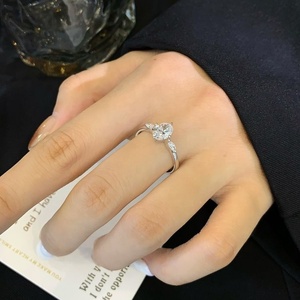 IGI Lab Grown 1ctsオーバル3 EXカットVVS VSラボダイヤモンドエンゲージメントリングクラシック3ストーンサイドブライダル用 - Product Image 6