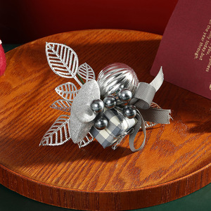 Ramo artificiale di pino con decorazioni verdi, ghirlanda, accessori natalizi, ramoscelli di fiori finti - Product Image 4