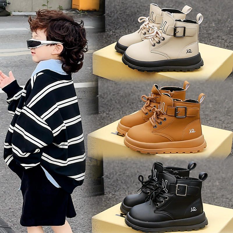 รองเท้าบูทสีเหลือง