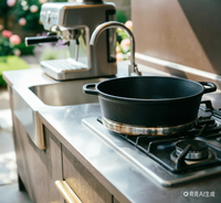 Cuisine extérieure moderne modulaire en acier inoxydable et acrylique, finition brillante, ignifuge, résistante aux intempéries, avec évier, robinet et tiroir coulissant pour villa