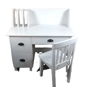 儿童木制学习桌，带椅子、公告板和白色橱柜