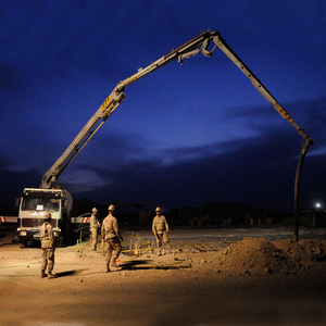 Grue sur chenilles Sinoma, émetteur de béton, flèche de placement de béton - Product Image 3