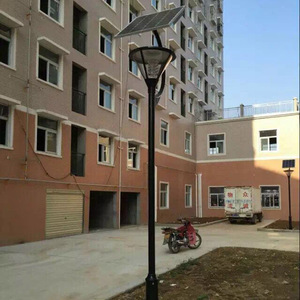 Lampadaire solaire LED à double tête, en alliage d'aluminium, IP65 résistant à l'eau, pour jardin, allée, éclairage extérieur, 3500K chaud - Product Image 1