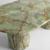 Table à manger en onyx vert artisanal en pierre naturelle de luxe avec base cannelée, design haut de gamme pour la décoration de salle à manger