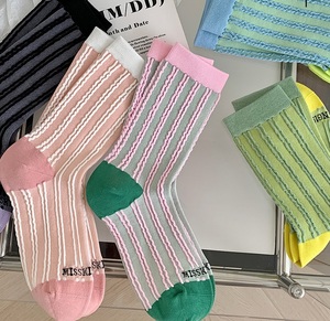 Chaussettes colorées personnalisées Couleurs vives Motifs amusants Style à mélanger et à assortir Échantillons gratuits Chaussettes pour femmes - Product Image 5