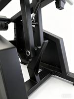 Prenez cette machine à squats robuste à double direction, équipement de gym doté d'un système de chargement de plaques fluide et de poignées multiples pour des pompes à jambes intensives.