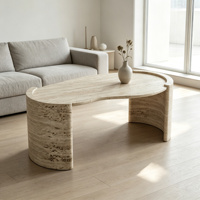 Table basse en marbre travertin beige de luxe. Meubles élégants en pierre naturelle courbée pour la décoration moderne du salon.