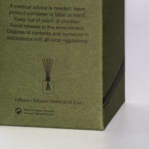 Difusor de Aromas de Lujo en Botella de Vidrio Ámbar con Caja de Regalo Ecológica de Color Verde Oliva - Product Image 4