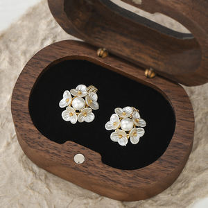 ED68483 Boucles d'oreilles rétro pétale de coquillage français pour la conception de valeurs aberrantes féminines - Product Image 3