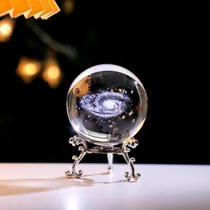 เครื่องประดับขนาดเล็กขายส่งของขวัญเทศกาลดินสี่ใบโคลเวอร์ฐานลูกบอลแก้วยอดนิยม 3D เลเซอร์แกะสลักลูกบอลคริสตัล