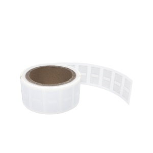 Étiquette RFID UHF personnalisée durable avec performance longue portée de 5 m pour la gestion logistique de détail, vêtements, U8 U9, papier PP - Product Image 2
