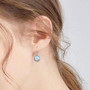 Boucles d'oreilles pendantes Fleur de Lotus en Argent 925 avec incrustation de coquillage et serti clos, Bijoux bouddhistes classiques pour femme, à porter au quotidien - Product Image 4