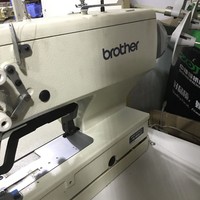 Machine à boutonnière à tête plate électronique à grande vitesse Brother HE-800A d'occasion Machine à boutonnière à couture industrielle de haute qualité