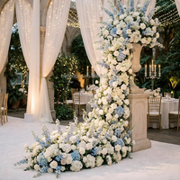Chemin de table artificiel haut de gamme moderne blanc et bleu avec roses, hortensias et delphiniums pour la décoration de table de cérémonie de mariage