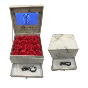 抽屉视频盒中保存的玫瑰母亲节USB上传液晶视频礼品盒7英寸视频播放器大理石视频盒与玫瑰