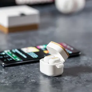 Auriculares inalámbricos de bambú, dispositivos sostenibles - Product Image 3