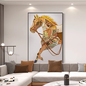 Pintura contemporánea abstracta sobre lienzo con motivos de caballos y marco de aluminio para decoración de pared en la sala de estar junto al sofá. - Product Image 3