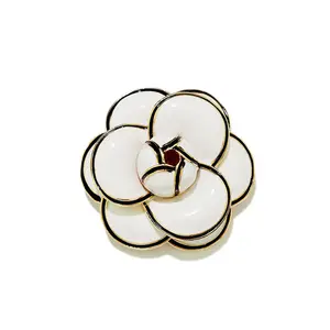 Broche pequeño de Camelia para mujer, broche de flor de Camelia, color blanco y negro, para fiesta, pasarela, a la moda