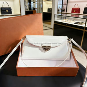 Sac à bandoulière vintage de créateur pour femme en cuir verni avec logo embossé et fermeture à rabat, idéal pour l'été – Vente en gros - Product Image 4