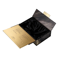 Caja de regalo magnética de lujo con acabado de madera y forro de satén, juego de bolsos a juego, embalaje de cartón rígido para perfume, cosméticos y vino.