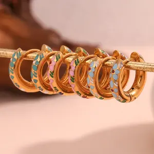 Joyería esmaltada, pendientes Huggie de trébol de cuatro hojas de la suerte, joyería de acero inoxidable chapada en oro de 18K, Boucles d'oreilles