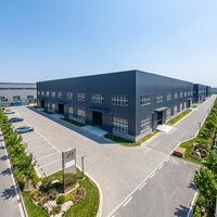 Entrepôt moderne en structure acier préfabriquée avec panneaux sandwich isolés pour centre logistique, atelier, centre commercial et salle de sport