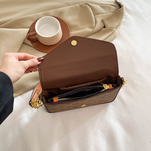 Bolso de hombro de material PU con patrón geométrico de moda. Con decoración de cadena. Adecuado para uso diario.99033 - Product Image 2