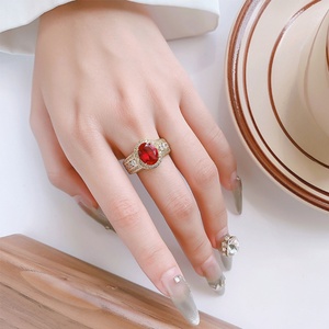 เครื่องประดับแฟชั่น แหวนทองแดงชุบทองรูปไข่ 8*10 มม. ประดับเพทายสีแดง ดีไซน์ทันสมัยสำหรับผู้หญิง - Product Image 6