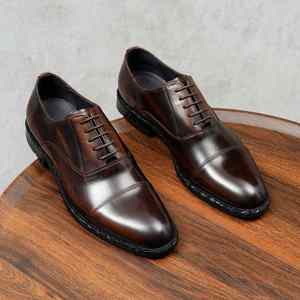 Zapatos Casuales de Otoño con Punta en Pico y Diseño Italiano de Lujo en Cuero Personalizado para Ocasiones Formales, Zapatos para Hombre - Product Image 1