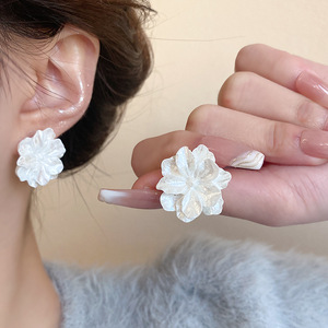 Boucles d'oreilles clous camélia crème en argent sterling S925 2026, bijoux d'oreille floraux frais et minimalistes de luxe léger pour femmes - Product Image 3