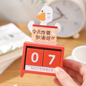Joli calendrier de bureau en bois avec inscription de motivation en forme de canard, calendrier perpétuel rouge pour la décoration de bureau - Product Image 1