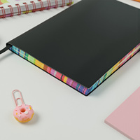 Nouveau cahier A5 personnalisé avec un signet de rubans, du papier intérieur en forme de grille et des côtés aux couleurs vives