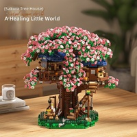 Modèle de bureau créatif en blocs de construction en plastique à micro-particules, thème maison dans les arbres style guérison, cerisier en fleurs rose, jouet de puzzle