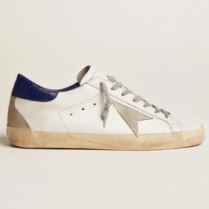 รองเท้าผู้หญิงสไตล์เรโทรแบบปรับแต่งได้ พร้อมดาวห้าแฉก รองเท้ากีฬาพื้นเรียบ หนังวัวแท้  พร้อมแผ่นเสริมส้นเพิ่มความสูงสำหรับผู้ชาย - Product Image 1