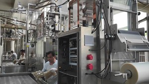 เครื่องบรรจุและปิดผนึกซองอัตโนมัติอเนกประสงค์ Focuspack สำหรับบรรจุของเหลวและเนื้อครีม เช่น อาหาร เครื่องดื่ม ซอส น้ำผลไม้ น้ำมัน น้ำ - Product Image 3