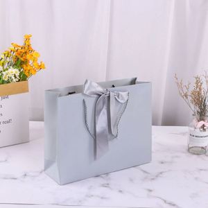 ถุงกระดาษคราฟท์พิมพ์ลายหรูหราสำหรับขายส่ง พร้อมหูหิ้ว รีไซเคิลได้ สำหรับร้านค้าปลีกเสื้อผ้า แบรนด์เสื้อผ้า โลโก้สั่งทำได้ ถุงบรรจุภัณฑ์สำหรับช้อปปิ้ง - Product Image 2