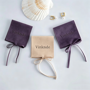 Bolsitas de terciopelo cuadradas sostenibles con diseño de lazo de cinta y logotipo personalizado para empaque de joyas. - Product Image 3
