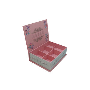 Экологичная подарочная коробка для шоколада в форме книги с индивидуальным дизайном, розовым цветочным узором и разделителем - Product Image 1