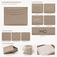 Porte-cartes en cuir fin beige avec trois fentes incurvées et aspect cuir texturé pour vente en gros sous marque privée OEM