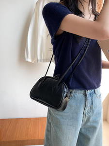 Sac à main demi-lune tendance urbaine en cuir texturé effet huile et cire avec fermeture éclair, nouvelle collection 2025, sac bandoulière simple - Product Image 3