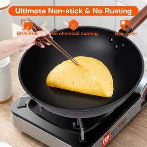 Wok tradicional de hierro Yongkang de 32 cm sin revestimiento para cocinar en casa con tapa y espátula - Product Image 3